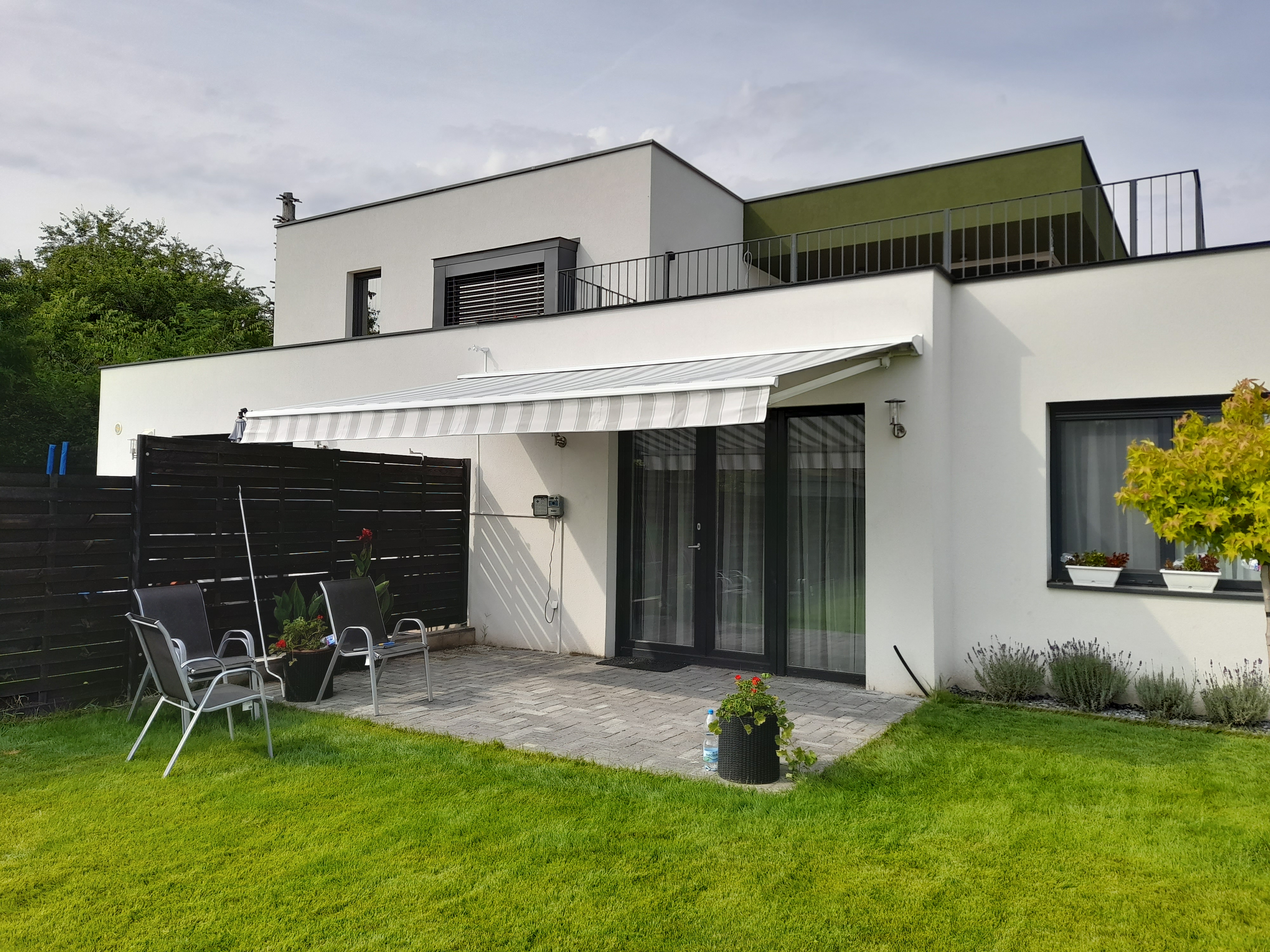 Féltokozott csuklókaros napellenző